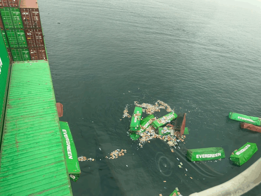 CAEN CERCA DE 50 CONTENEDORES CUANDO EL BUQUE FONDEABA EL PUERTO DE CALLAO PROCEDENTE DE BUENAVENTURA