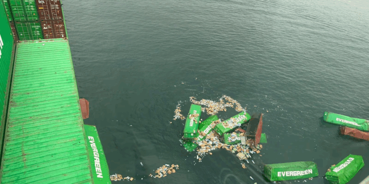 CAEN CERCA DE 50 CONTENEDORES CUANDO EL BUQUE FONDEABA EL PUERTO DE CALLAO PROCEDENTE DE BUENAVENTURA